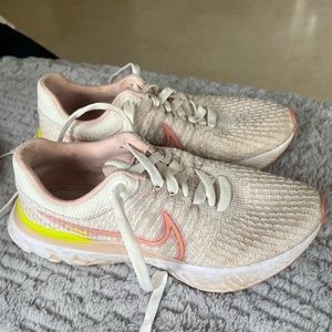 Nike Infinity Run Flyknit Tennis shoe